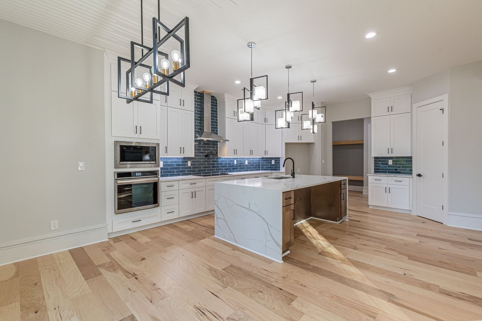 127-web-or-mls-Darwish Dr-127